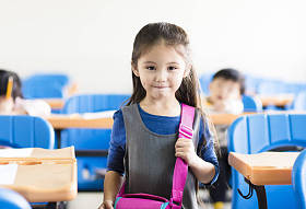 快乐的小女孩学生在教室里图片