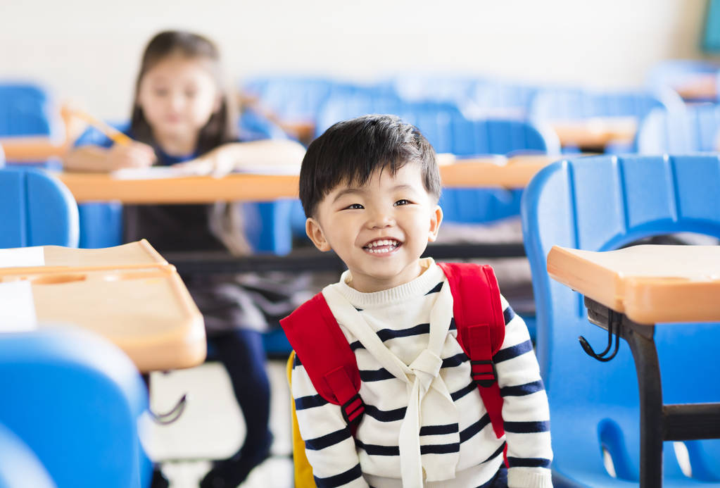 快乐的小男孩学生在教室里图片