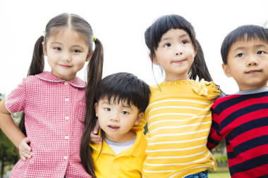 群面帶笑容的孩子一起站在外面