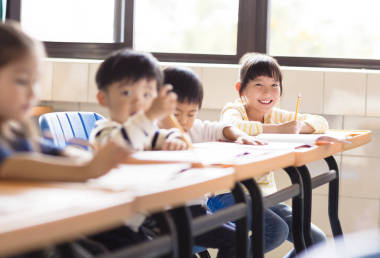 快樂的小女孩學生在教室里圖片