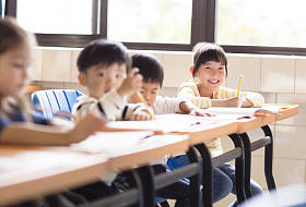 快乐的小女孩学生在教室里图片