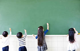 学校学生在黑板上画的后视图图片