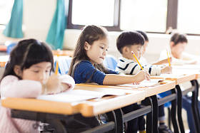 快乐的小女孩在教室里学习图片