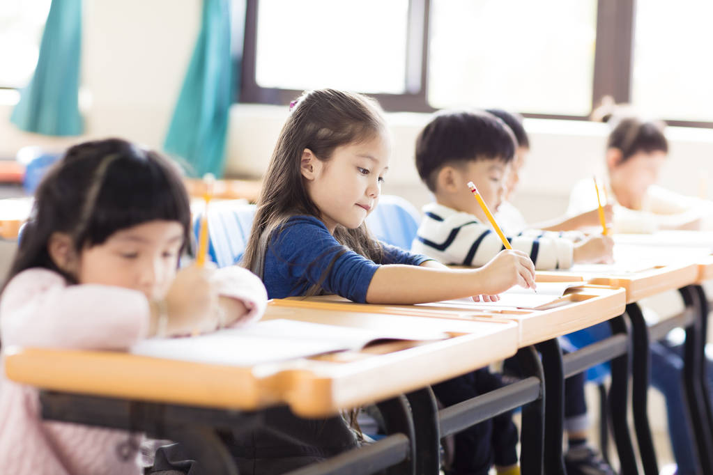 快乐的小女孩在教室里学习图片