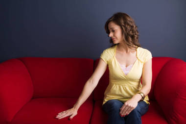 不快樂的女人看起來緊張和傷心