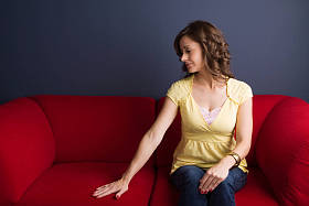 不快乐的女人看起来紧张和伤心