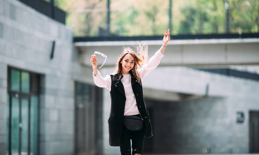 年轻美丽的微笑女人的照片