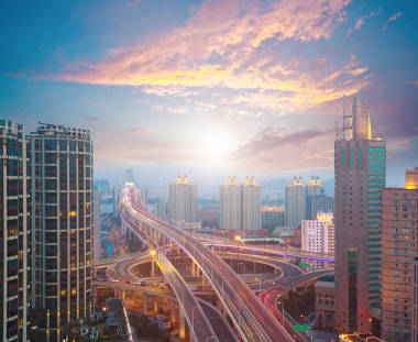 航空摄影在城市高架桥的日出图片