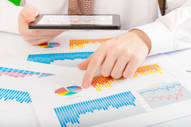 商人分析图形和图表照片