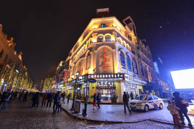 哈尔滨，中国-2017 年 1 月 20 日︰ 中央大街 （中阳街）。中央大街始建于 1898 年，它现在是一个名副其实的欧洲建筑风格博物馆