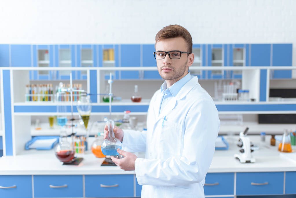 在实验室工作的科学家照片