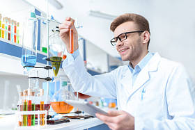 在实验室工作的科学家