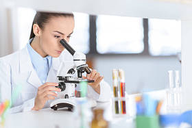 科学家使用显微镜