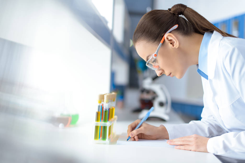在实验室工作的科学家照片 在实验室工作的科学家照片