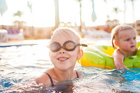 可爱的快乐小女孩在游泳池里玩