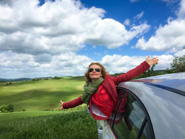 在车上泉域的女人