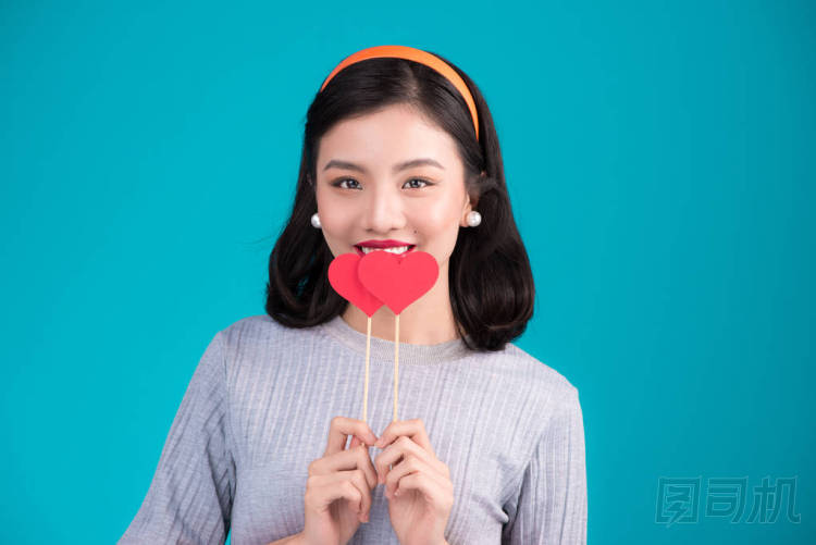 微笑亞裔女子和紙做的愛心 圖片
