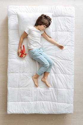 平静的困男孩抱着一件礼物图片