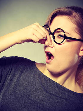 女孩捏她的鼻子因为臭臭