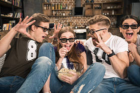 朋友看电影图片