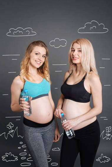 性格開朗的孕婦在戶外休息