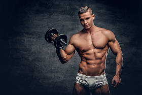 光着膀子肌肉男人握哑铃图片