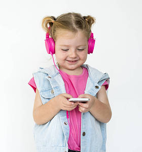 摆在工作室里的小女孩