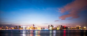 杭州城市河附近的夜景照片