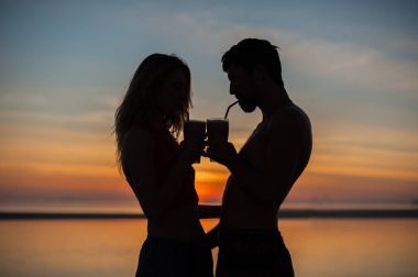 轮廓的夫妇与鸡尾酒