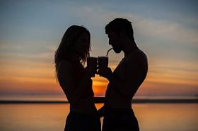 轮廓的夫妇与鸡尾酒