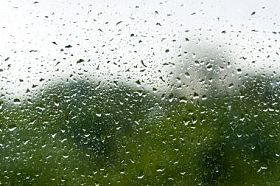 在玻璃上的雨水滴图片