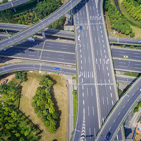 公路立交桥的鸟瞰图