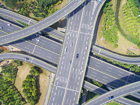 公路立交桥的鸟瞰图