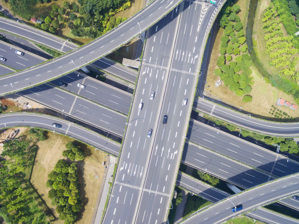 公路立交桥的鸟瞰图