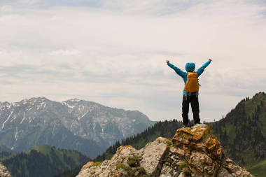 年輕女子舉的手圖片