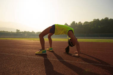 年輕的亞洲女人好進(jìn)入后彎