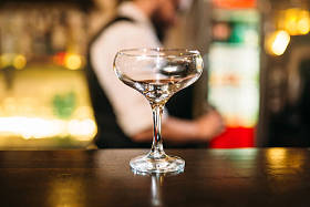 在酒杯上吧台的饮料图片