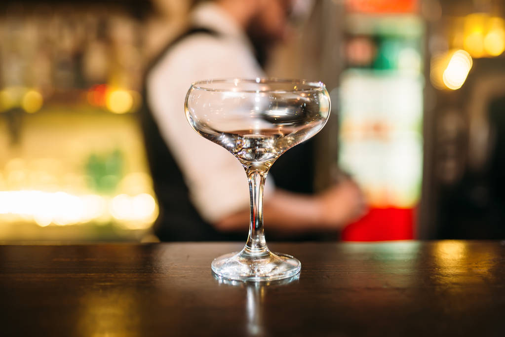 在酒杯上吧台的饮料图片