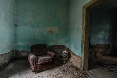 棕色扶手椅的房間圖片