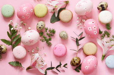 节日复活节弹簧组成，用鲜花和鸡蛋