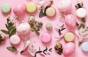 节日复活节弹簧组成，用鲜花和鸡蛋