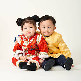 中国宝贝男孩和女孩在传统的中国新年服饰