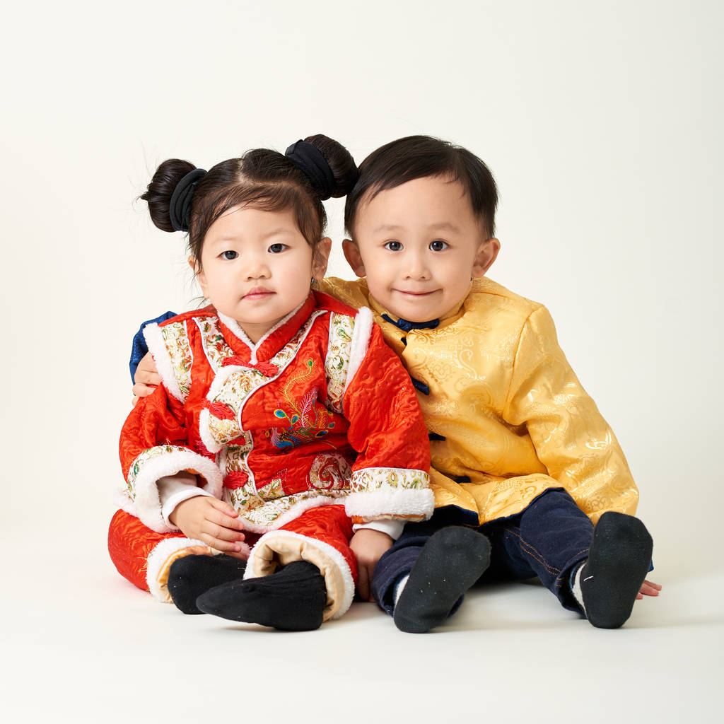 中国宝贝男孩和女孩在传统的中国新年服饰
