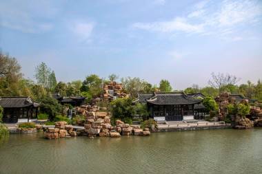 揚州瘦西湖上花園水邊圖片