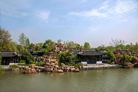 扬州瘦西湖上花园水边图片