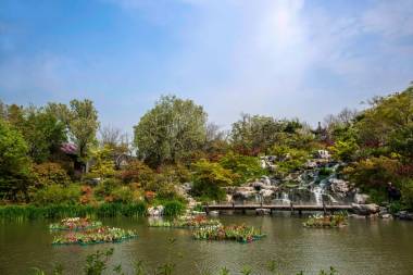 揚(yáng)州瘦西湖上花園水邊