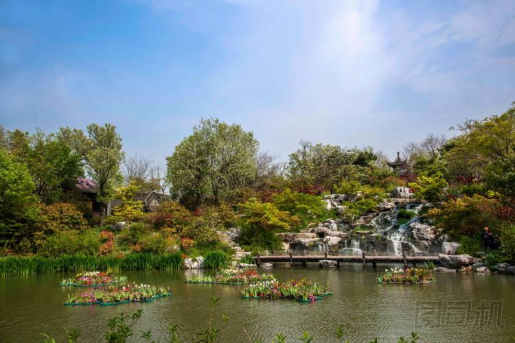揚(yáng)州瘦西湖上花園水邊