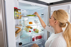 女人带食品从冰箱