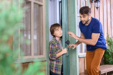 父亲和儿子玩捉迷藏的游戏