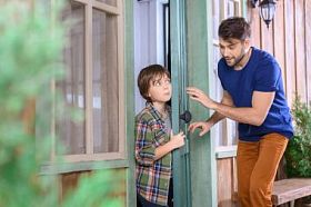 父亲和儿子玩捉迷藏的游戏